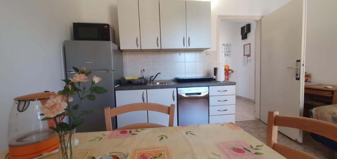 Apartmani Sonia Njivice Buitenkant foto