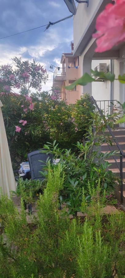 Apartmani Sonia Njivice Buitenkant foto