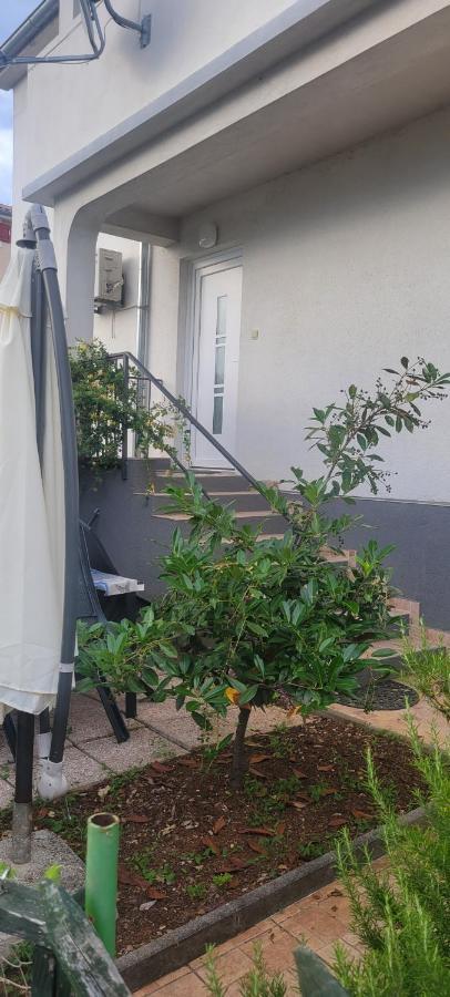 Apartmani Sonia Njivice Buitenkant foto
