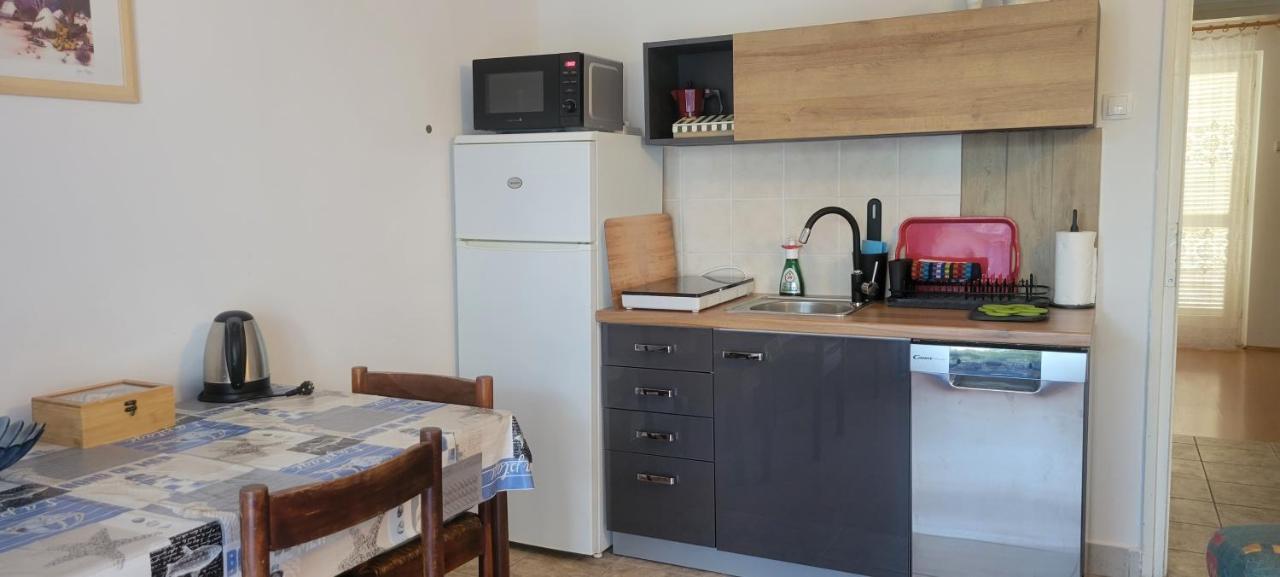 Apartmani Sonia Njivice Buitenkant foto